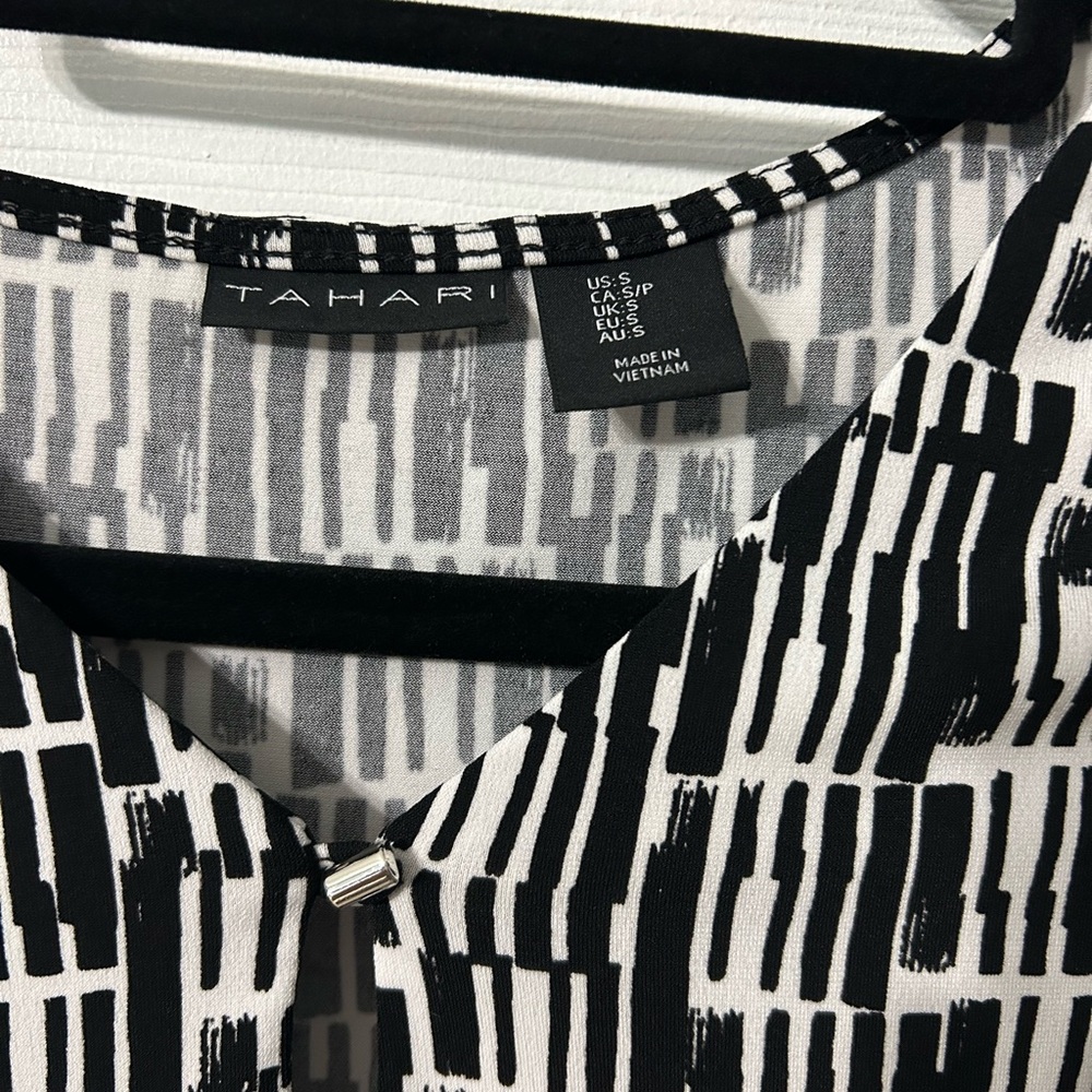 Tahari Monochrome Geometric Top - Picture 4 of 4